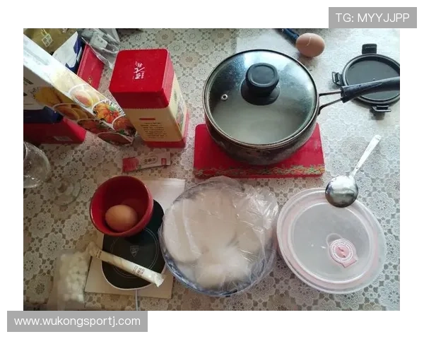 周冠宇的冰箱里只有蛋白粉和冰块,连瓶可乐都找不到 周冠宇的冰箱里只有蛋白粉和冰块,连瓶可乐都找不到