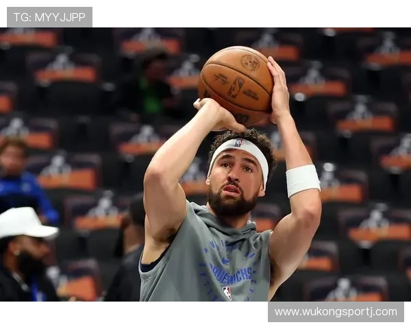 克莱·汤普森无球跑动制造防守真空，三分效率领跑联盟后卫