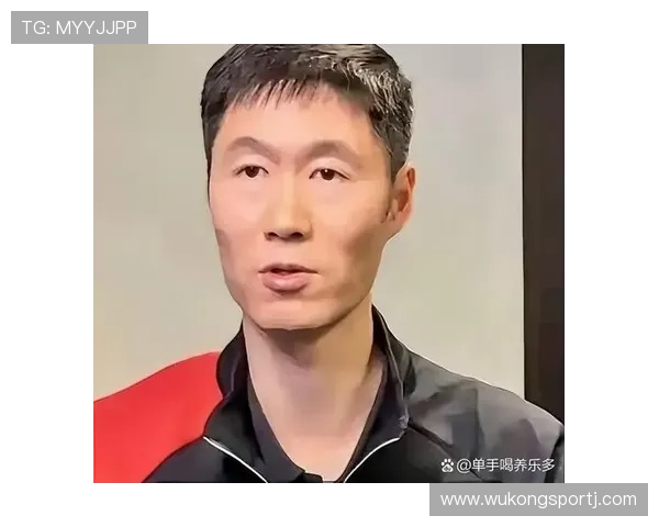 王励勤乖乖地练球，家里倒是铺了床养猫，不像赛场那个猛男样子